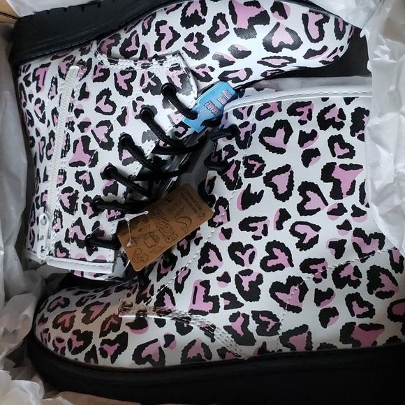 SKECHERS High Top Boots with hearts size 3 - Picture 1 of 7